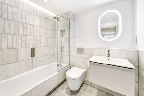 Hårføner, håndklær, såpe og sjampo