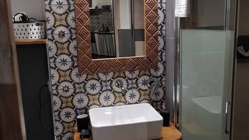 Dusche, Haartrockner, Bidet, Handtücher