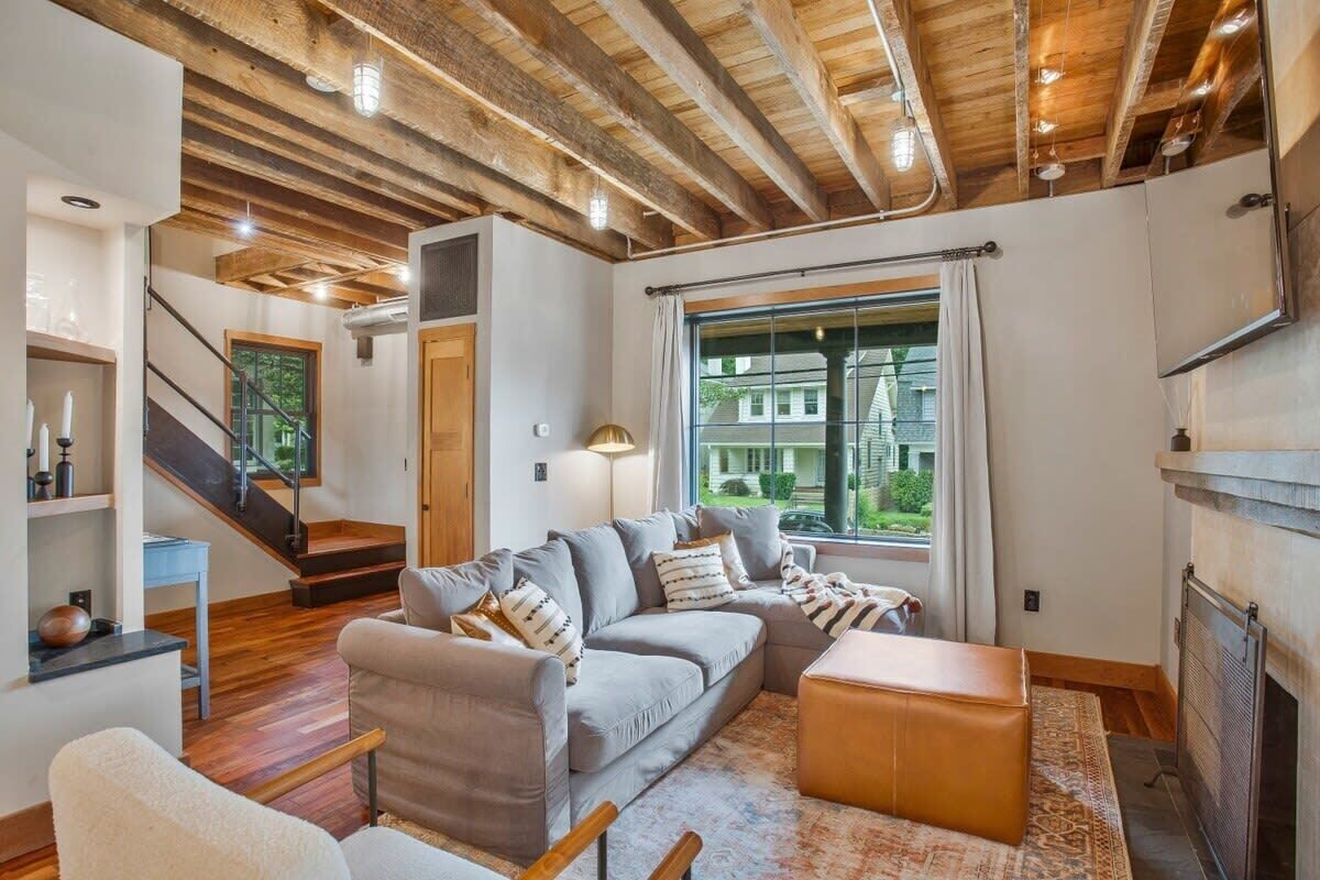 Télévision, cheminée, baby-foot, espaces bureaux