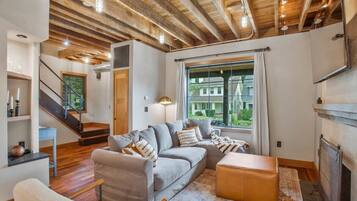 Télévision, cheminée, baby-foot, espaces bureaux