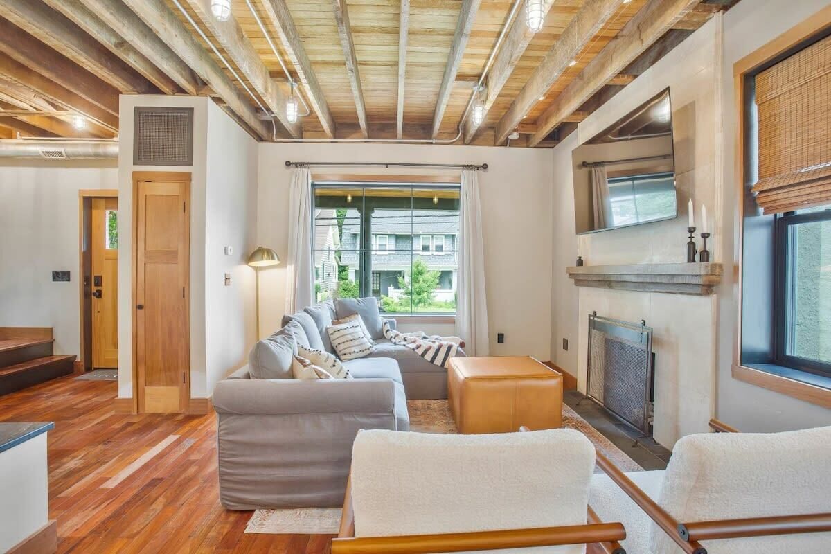 TV, peis og kontorer