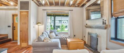 Televisie, een open haard en een kantoor