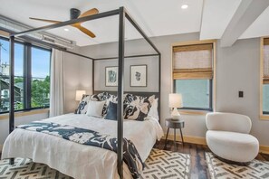 5 bedrooms, desk, iron/ironing board, travel crib - Spacious Luxe USNA Home - Pool, Hot Tub, Grill (Annapolis)