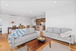 TV, offices - Boardwalk on Bright Coastal Apartment (Torquay)