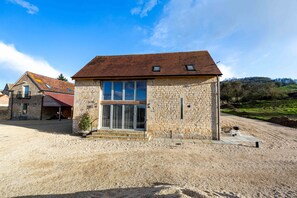 Exterior - Luxury 2-Bed Cotswolds Barn with Two Ensuite Kings (Gloucester)