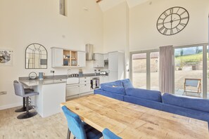 Interior - Luxury 2-Bed Cotswolds Barn with Two Ensuite Kings (Gloucester)