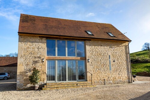 Luxury 2-Bed Cotswolds Barn with Two Ensuite Kings
