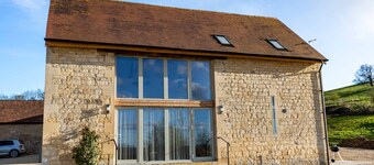 Luxury 2-Bed Cotswolds Barn with Two Ensuite Kings