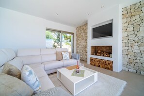 TV - Villa Panoramique Javea, With Pool, Sunny Terrace and Sea Views (Javea / Xàbia)