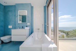 Baignoire, sĂšche-cheveux, serviettes fournies, shampoing