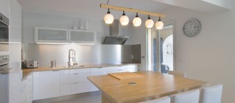 Pretty terraced house with garden level and garage