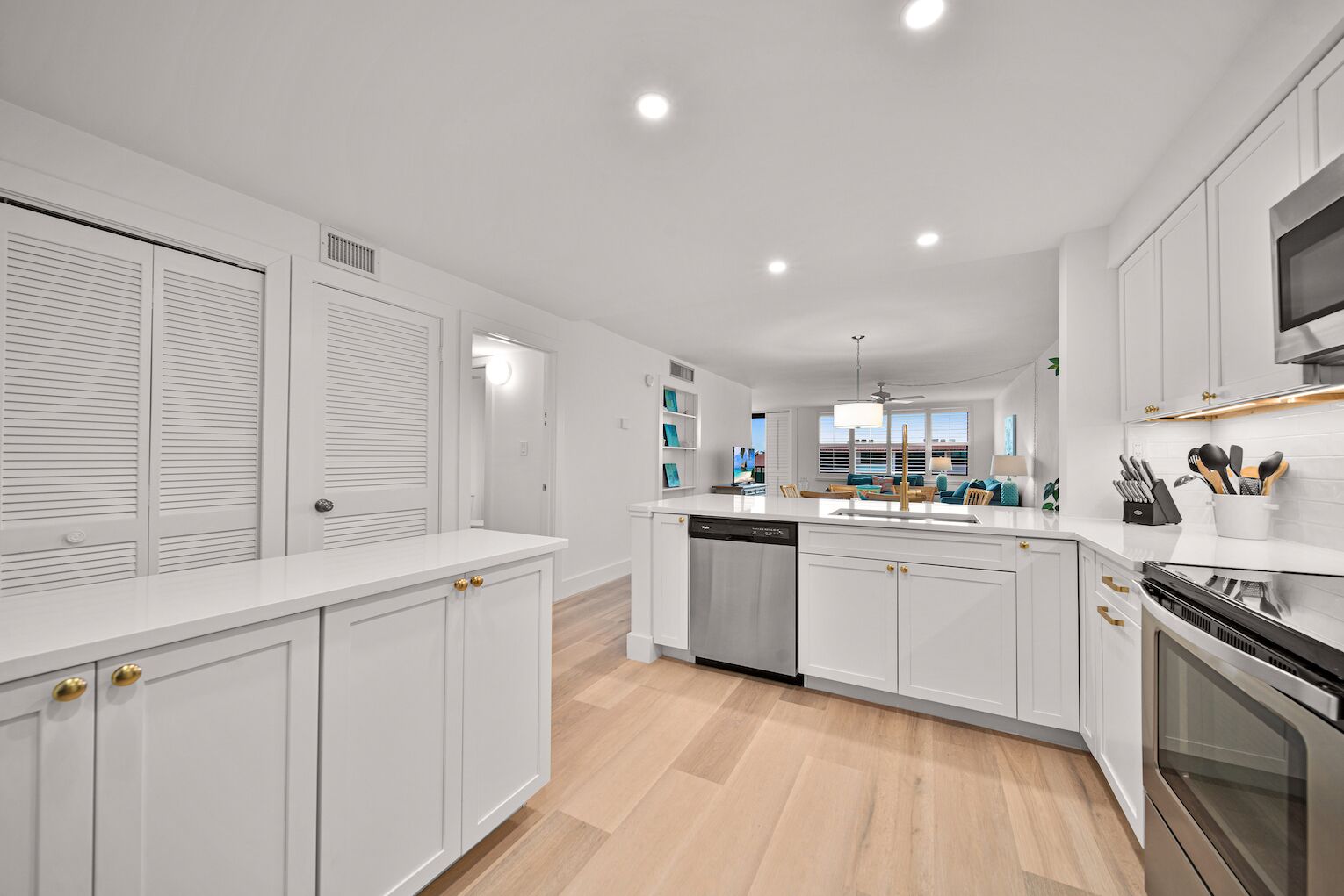 ثلاجة، ميكروويف، فرن، موقد طهي مسطح