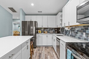 Kjøleskap, mikrobølgeovn, ovn og kokeplater