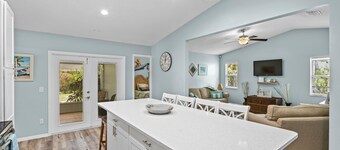 Tropical Tiki Hot Tub Pool Tiki Bar Game Room Pool Table 4 miles to Beach