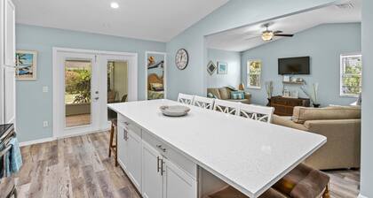 Tropical Tiki Hot Tub Pool Tiki Bar Game Room Pool Table 4 miles to Beach