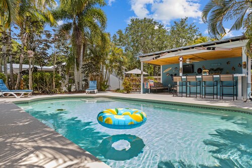 Tropical Tiki Hot Tub Pool Tiki Bar Game Room Pool Table 4 miles to Beach