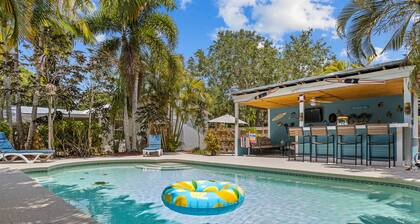 Tropical Tiki Hot Tub Pool Tiki Bar Game Room Pool Table 4 miles to Beach