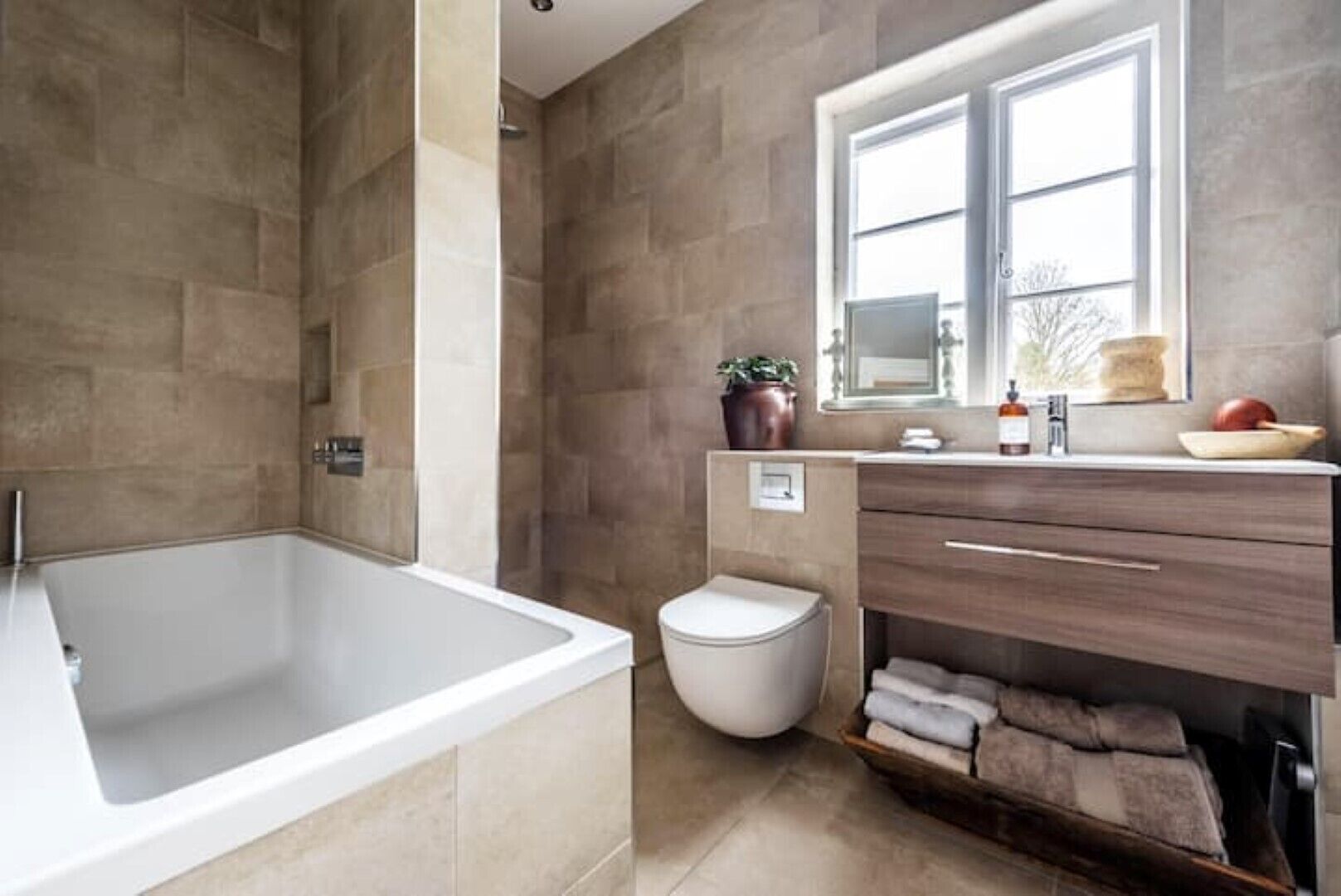 Central Henley House With Parking