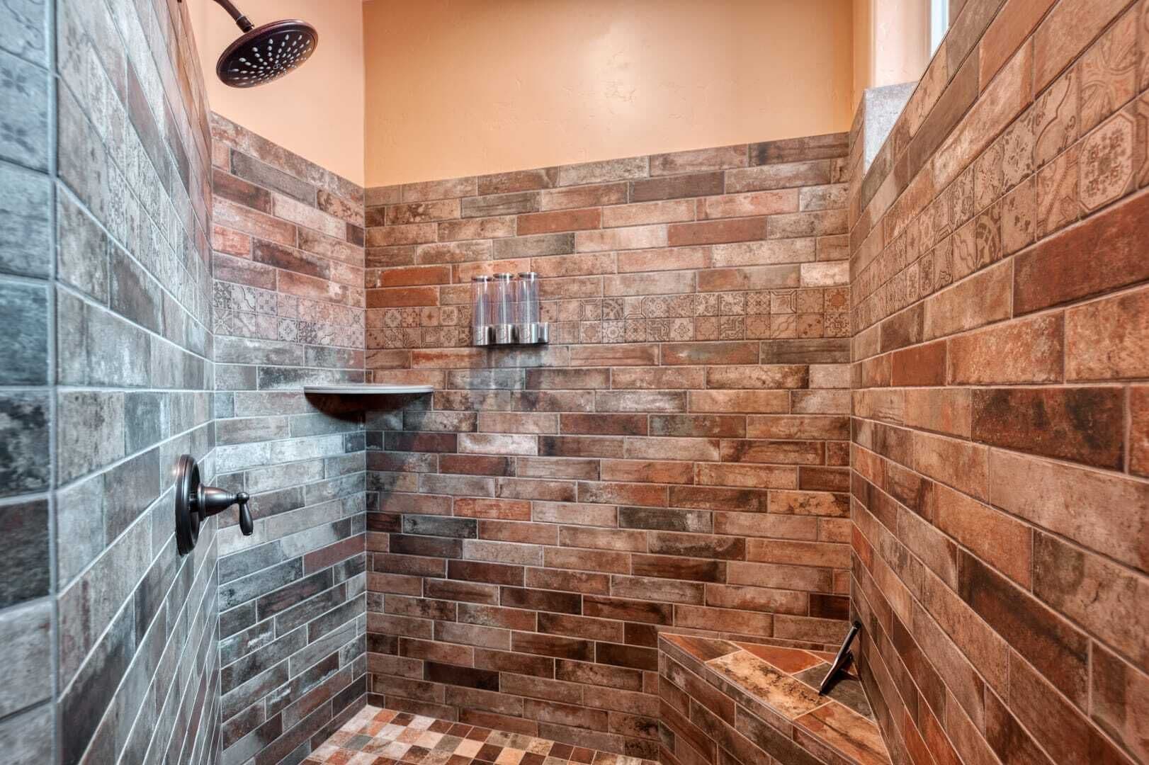 Badewanne, Haartrockner, Handtücher, Shampoo