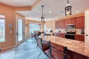 Køleskab, mikrobølgeovn, ovn, kogeplade