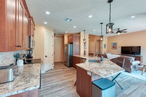 Fridge, microwave, oven, stovetop - Southwest Family Home in Kanab, Utah. Near Zion! (Kanab)