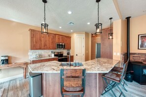 Fridge, microwave, oven, stovetop - Southwest Family Home in Kanab, Utah. Near Zion! (Kanab)
