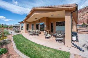 Outdoor dining - Southwest Family Home in Kanab, Utah. Near Zion! (Kanab)