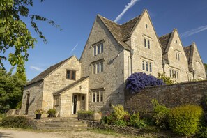 Exterior - Stunning 16th century grade II listed farmhouse (Gloucester)