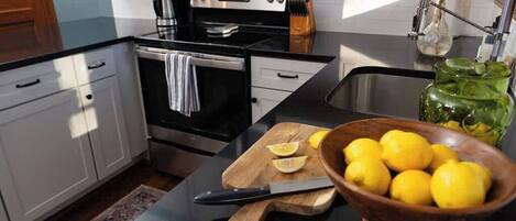 Køleskab, mikrobølgeovn, ovn, kogeplade