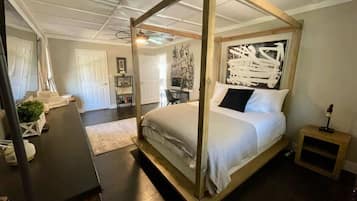 4 slaapkamers, een bureau, een strijkplank/strijkijzer, wifi