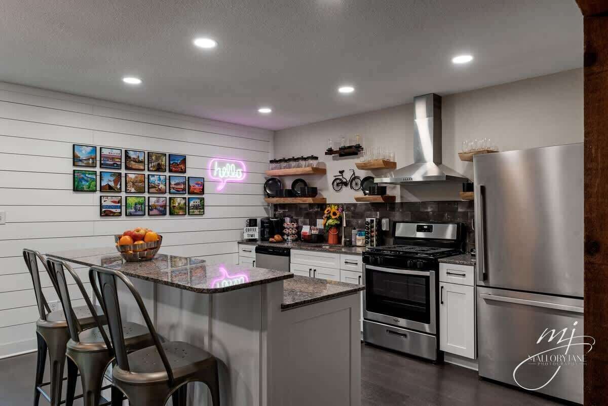 Een koelkast, een magnetron, een oven, een kookplaat