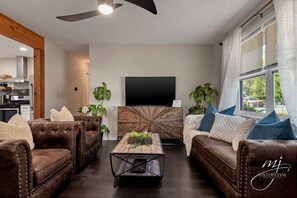 Televisión y oficina 