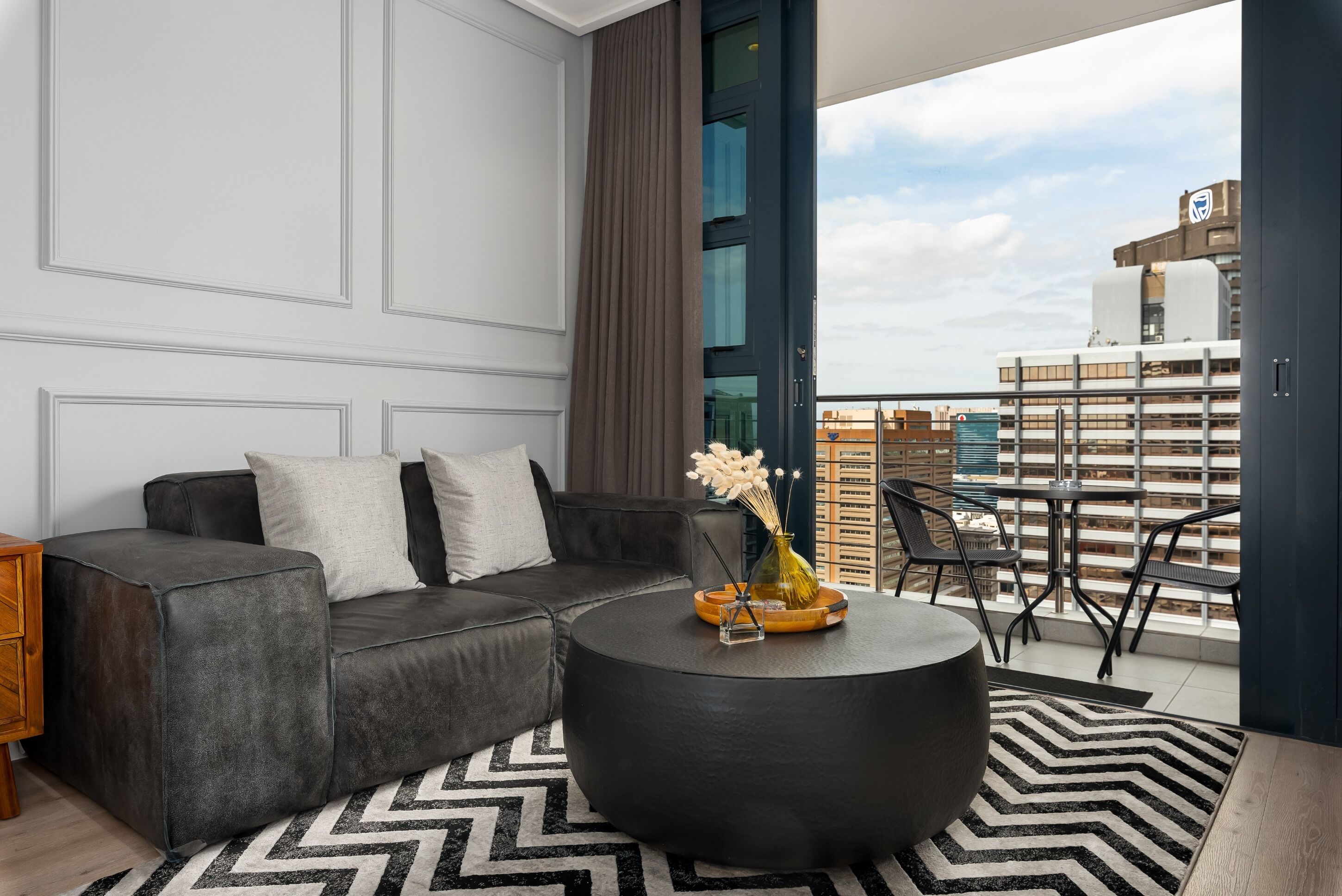 Studio Apartment with Mountain Views