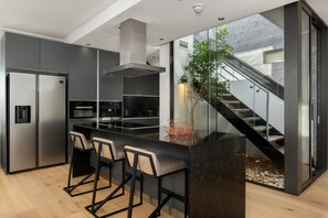 Kühlschrank, Mikrowelle, Ofen, Herdplatte