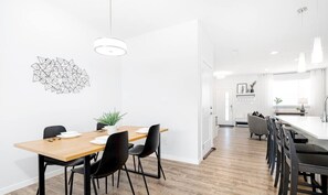 Dining - Paisley. Sleeps 6. Dog Friendly. A/C (Southwest)