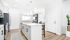 Fridge, microwave, oven, stovetop - Paisley. Sleeps 6. Dog Friendly. A/C (Southwest)