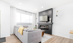 TV, fireplace - Paisley. Sleeps 6. Dog Friendly. A/C (Southwest)