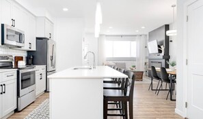 Frigorifero, microonde, forno, piano cottura