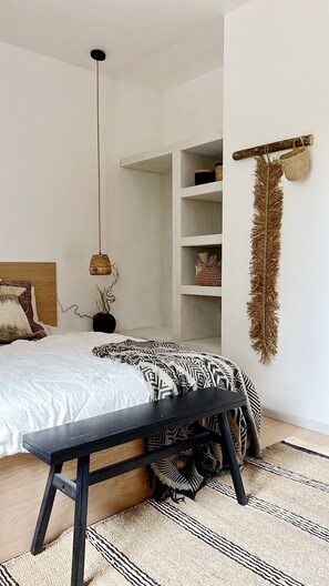 4 bedrooms, desk, iron/ironing board, WiFi