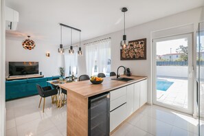 Kühlschrank, Mikrowelle, Ofen, Herdplatte