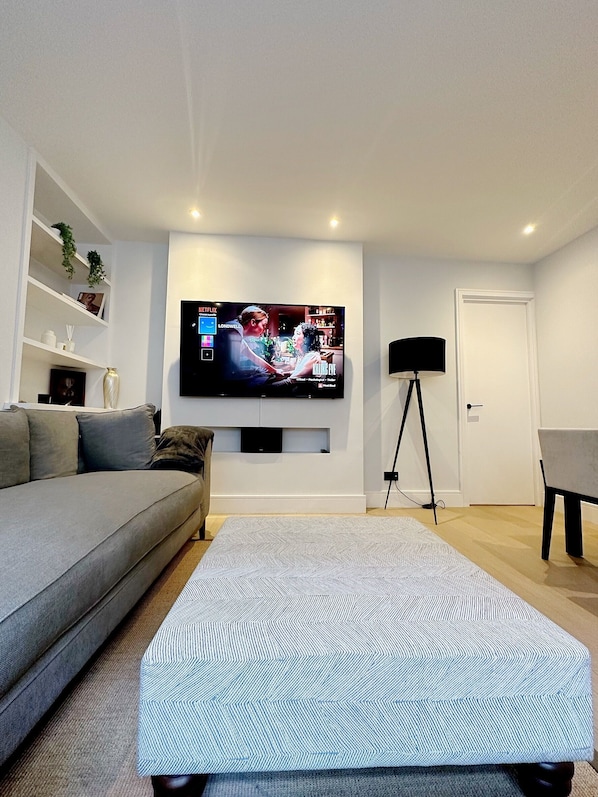 Apartment, 1 King Bed with Sofa bed | Living area