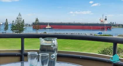 Flagstaff Harbourfront Escape – Balcony, Views, Free Parking & Walk Everywhere