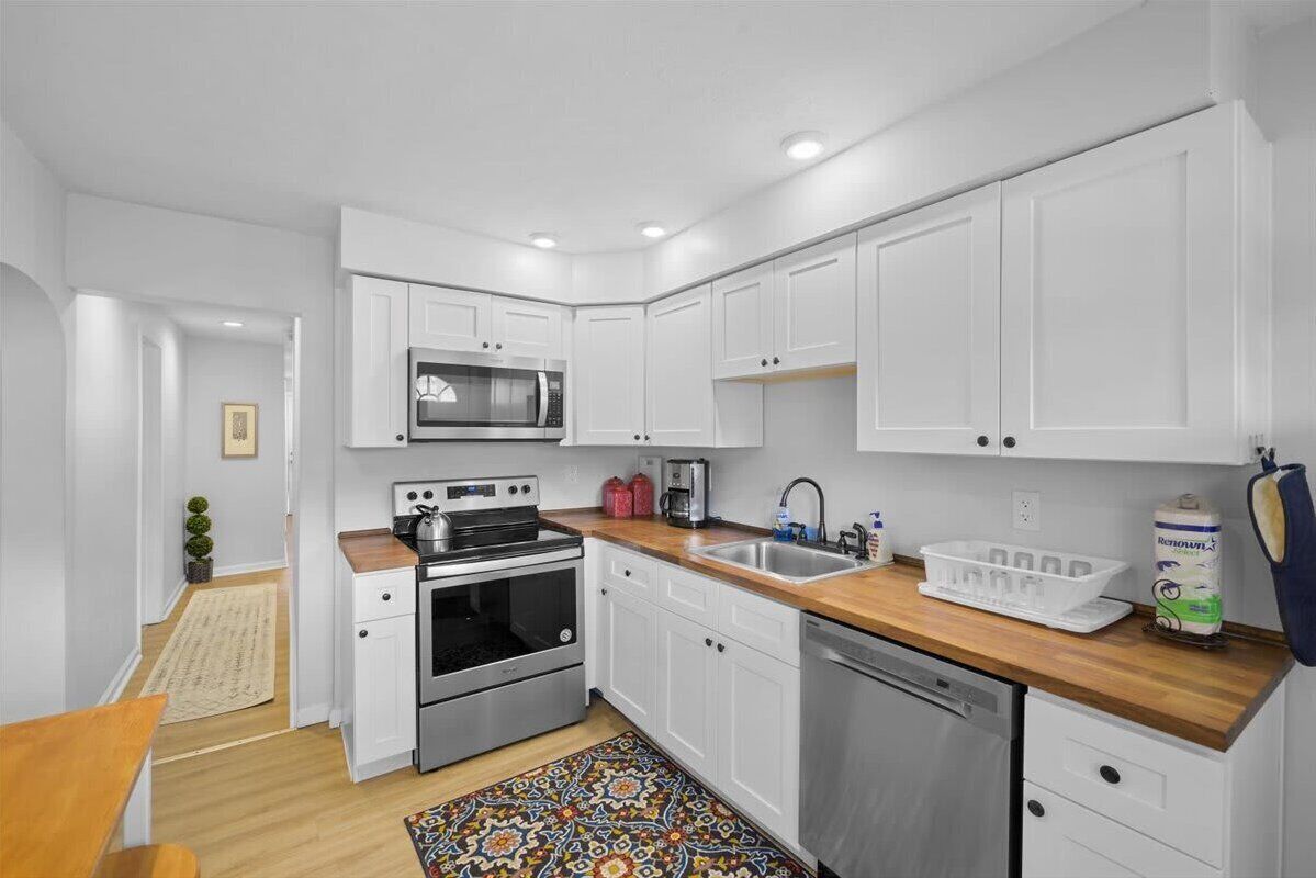 Great Two Bedroom w/off Street Parking to Explore the City! Close to Downtown/Ai