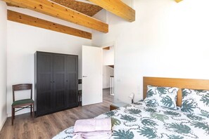 3 chambres, fer et planche à repasser, lit de bébé portatif