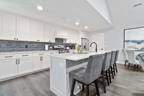 Fridge, microwave, oven, stovetop - Modern Sanctuary with Large Patio (Fayetteville)