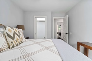 3 bedrooms, desk, iron/ironing board, WiFi - Modern Sanctuary with Large Patio (Fayetteville)