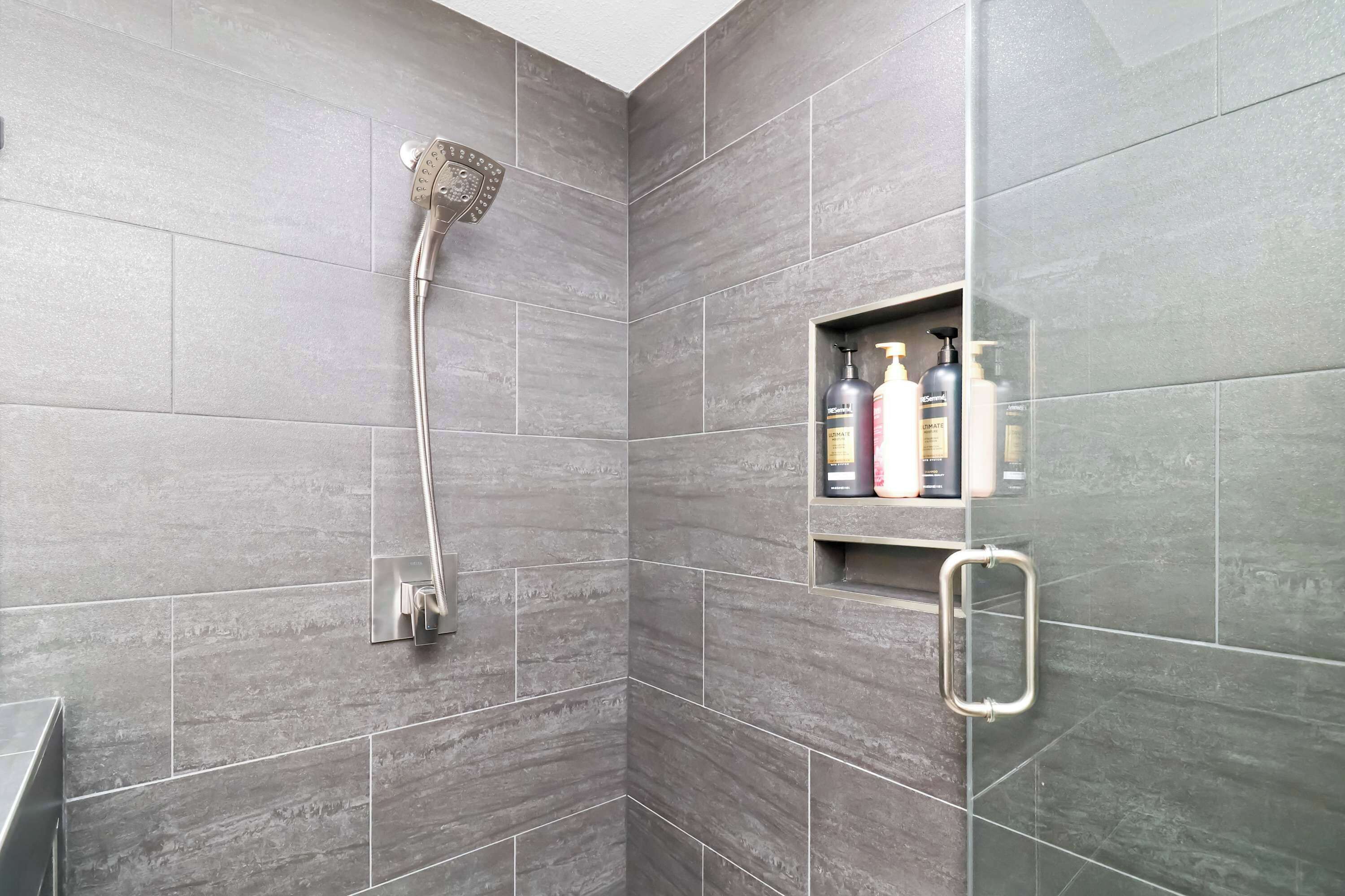 Regadera, secadora de cabello, toallas, shampoo 