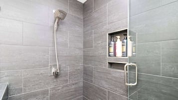 Douche, sĂšche-cheveux, serviettes fournies, shampoing