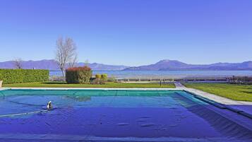 Een seizoensgebonden buitenzwembad