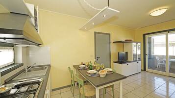 Appartement | Privékeuken | Een koelkast, een magnetron, een oven, een kookplaat